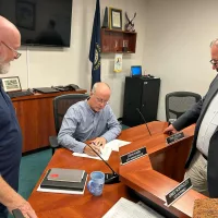 mayor-signs-resolution-churchill-downs