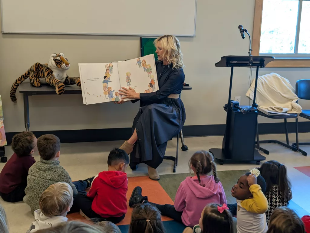 first-lady-britainy-beshear-reads-to-children-after-a-check-presentation-ceremony-from-ky-assoc-of-health-plans-to-dolly-partons-imagination-library-of-ky-credit-kahp