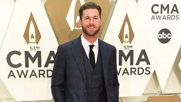 m_rileygreen2019cmaawards630_01102020