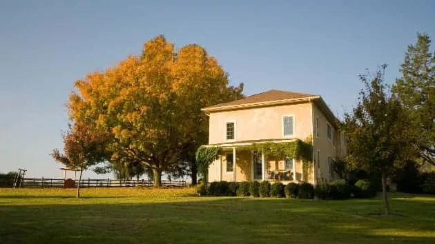 istock_farmhouse_06012020