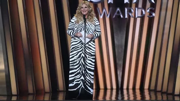 m_trishayearwoodcmaawards630_06012020