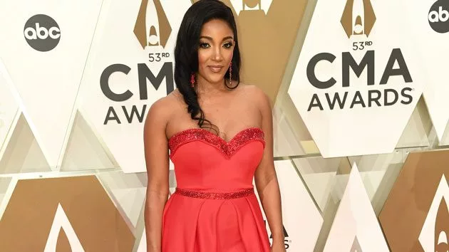 m_mickeyguytoncmaawards630_06022020