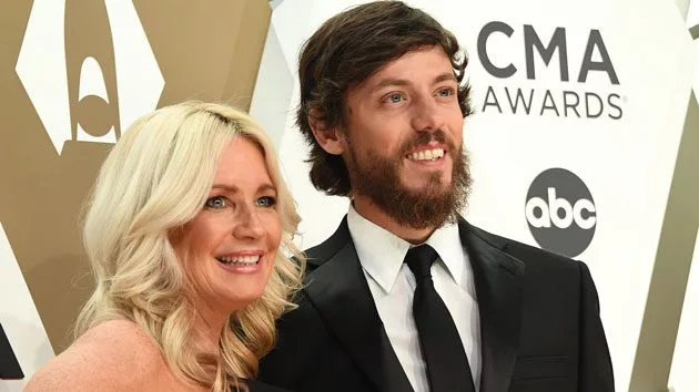 m_chrisjansonkellycmaawards630_08032020