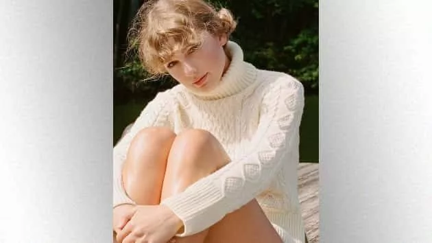 m_taylorswiftwhitesweater_080520