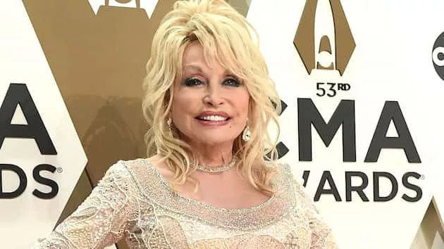 m_dollypartoncmaawards630_08102020-2