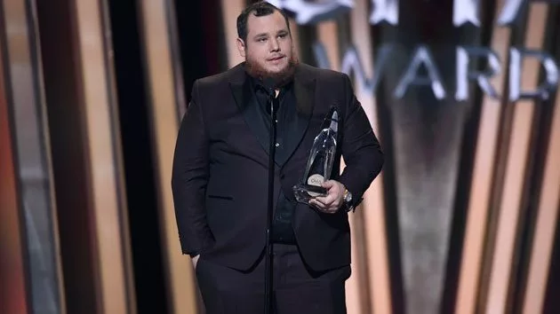 m_lukecombscmaawards630_09012020