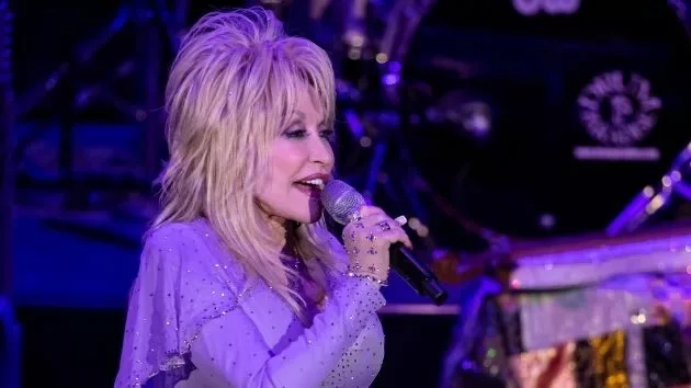 m_dollyparton_101220