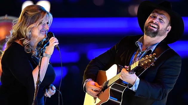 getty_garthbrookstrishayearwood_121720
