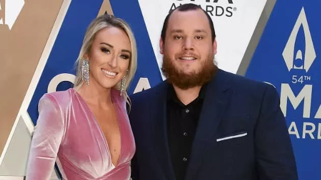 m_lukecombswifenicolecmacarpet121520-3