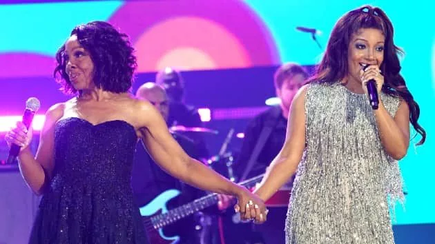 m_gladysknightmickeyguytoncmtawards060921