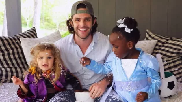 m_thomasrhettadawilladisneysingalong051021-2
