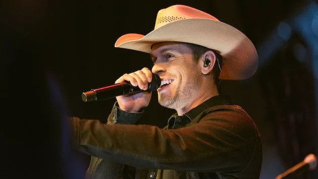 m_dustinlynch-4