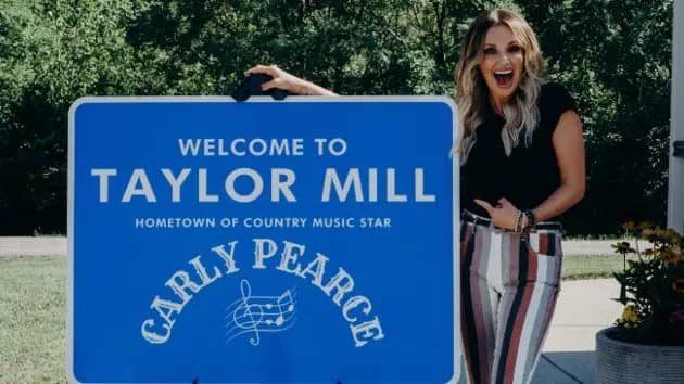 m_carlypearcetaylormillsign090221_0