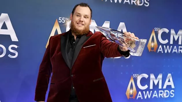 getty_luke_combs_111121