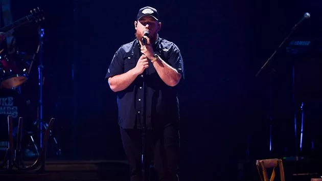 m_lukecombscmaawards_11222021