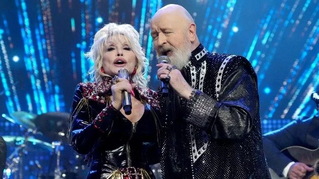 getty_dollypartonandrobhalford_110622-2