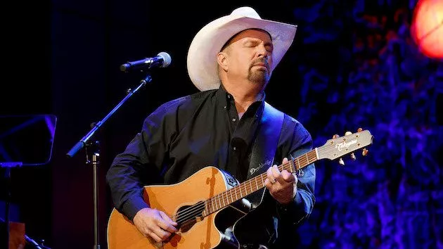 getty_garth_brooks_1114202228129