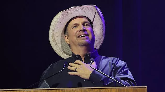 getty_garth_brooks_12162022