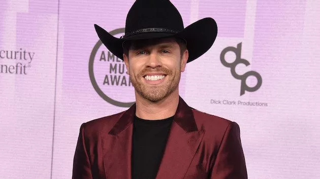 m_dustinlynch28129