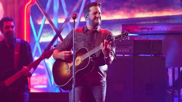 m_lukebryanperfcmas22