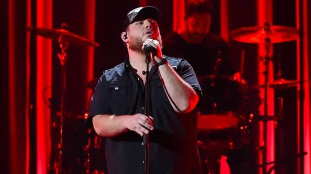 m_lukecombscma22perf376223