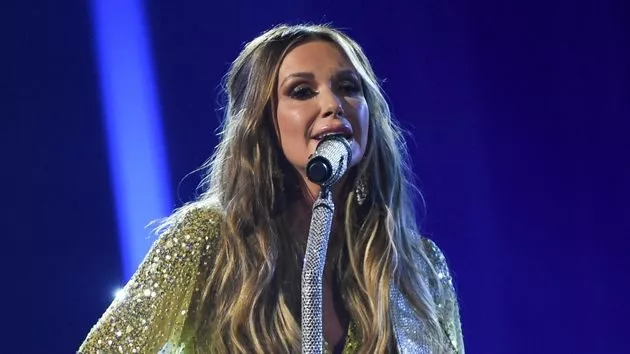 m_carlypearcecmaawards2022abc668769