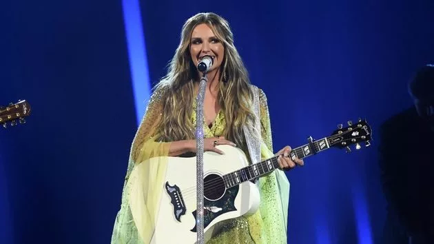 m_carlypearcecmaawards2022performanceabc498417