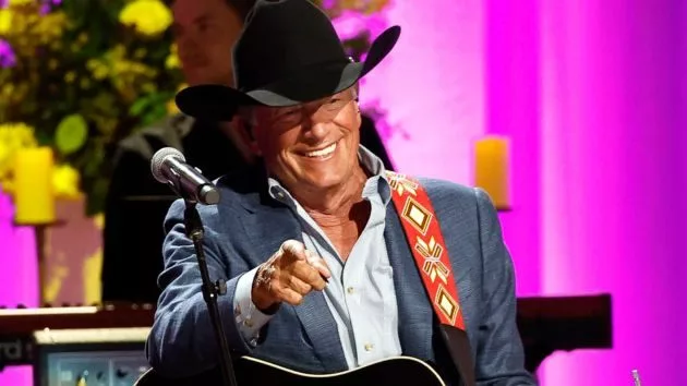 g_georgestraitbluesuitpointing160200