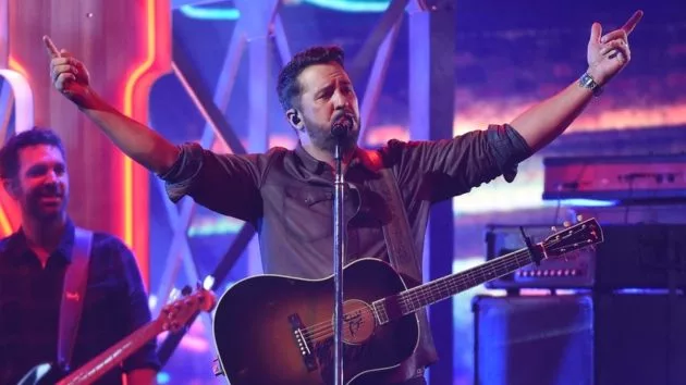 m_lukebryan2022cmaawardsperformanceabc955370
