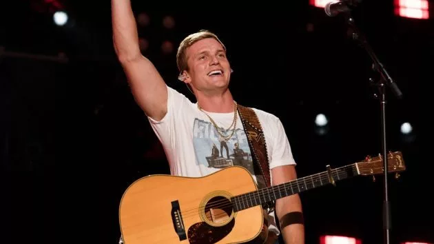 m_parkermccollumcmafest2022performanceabc812958