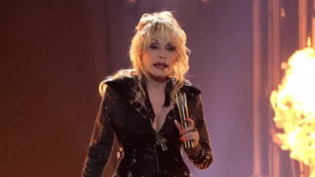getty_dollypartonworldonfireacmperformance831210