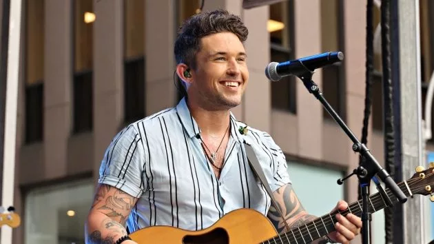 getty_michaelraybluestrippedshirt277067