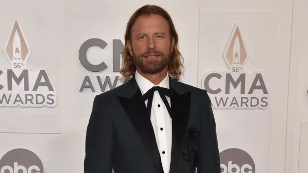 m_dierksbentley2022cmaawardsredcarpet144713