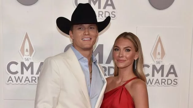 m_parkermccollumhallieraylightcmaawards2022abc44058