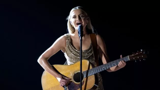 m_kelseaballerini2023cmaawardsonstageperformancedisneyfrankmicelotta240105