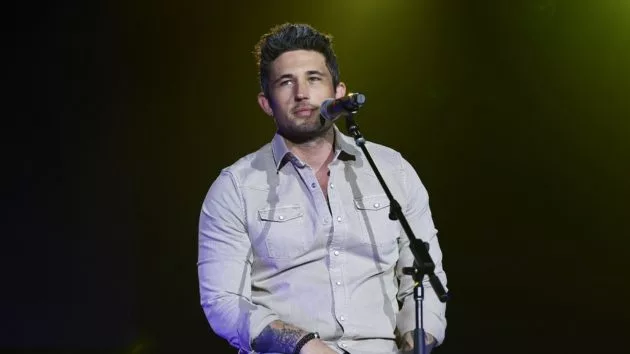 getty_michaelraycreamshirt88683