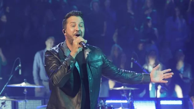 m_lukebryan2023cmaawardsonstageperformancedisneyfrankmicelotta932611