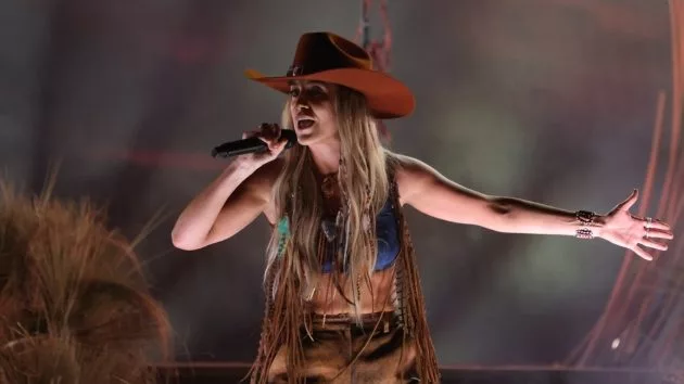 m_laineywilson2023cmaawardperformancedisneyfrankmicelotta533260
