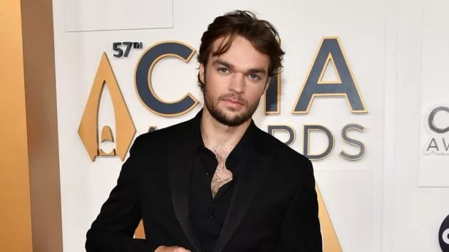 m_connersmithcmaawards2023disneyscottkirkland633993
