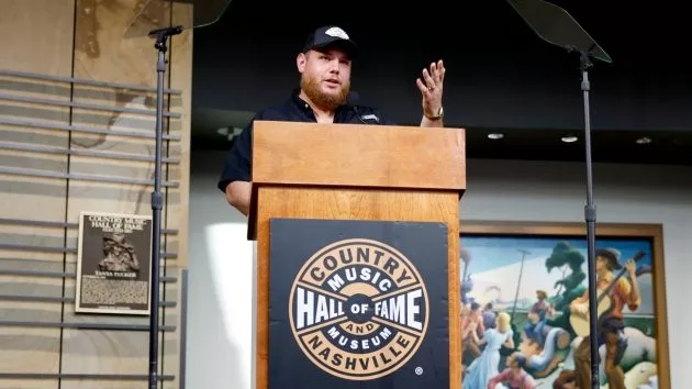 g_lukecombsthemaniamcountrymusichalloffameandmuseumexhibit2024802837