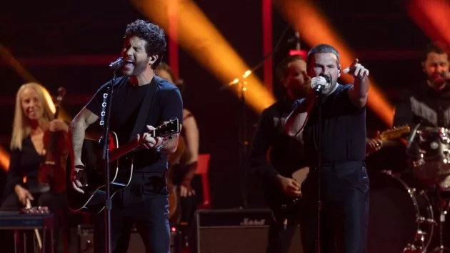 m_danandshay2023cmaawardsperformancedisneyfrankmicelotta381620
