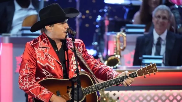 m_jonpardi2023cmacountrychristmasdisneylarrymccormack_0888229