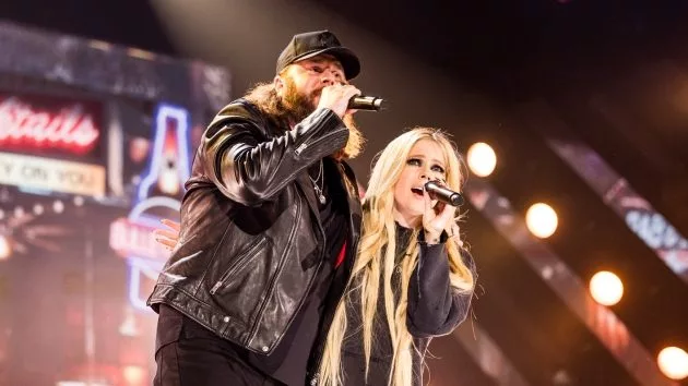 g_natesmithavrillavigne2024acmawards995146