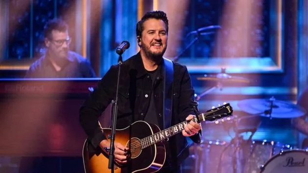 m_lukebryanthetonightshowstarringjimmyfallontoddowyoungnbc599030