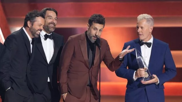 m_olddominon2024cmaawardsonstageawardsdisneyfrankmicelotta657005