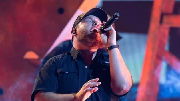 m_lukecombs2024cmaawardsperformancedisneyfrankmicelotta840860