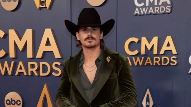 m_tuckerwetmore2024cmaawardsdisneyscottkirkland150567