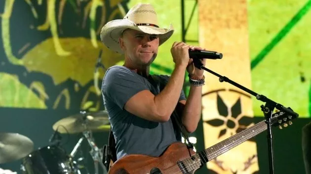 g_kennychesney2022cmtmusicawards718768
