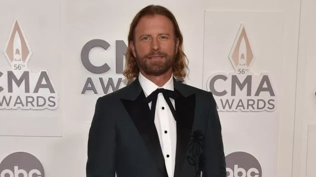 m_dierksbentley2022cmaawardsredcarpet11844