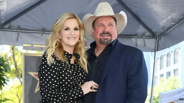 getty_trishayearwoodgarthbrooks_071625444497